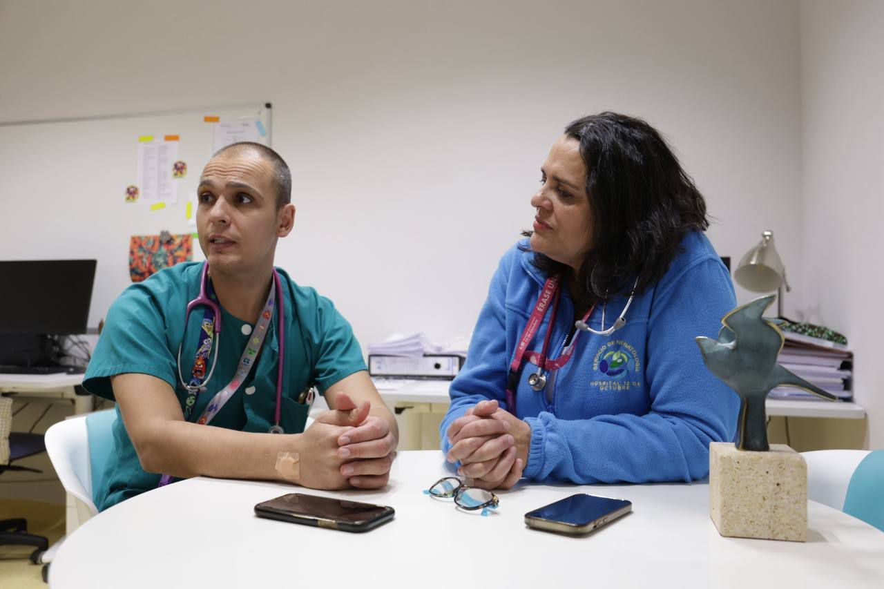 Morales y Piris, médicos de la unidad de neonatología del Hospital 12 de Octubre