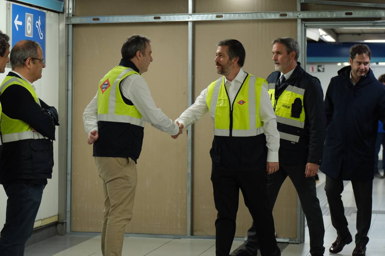 Miguel Ángel García Martín visita una de las estaciones de la línea 6, que reabrirá 11 días antes de lo previsto