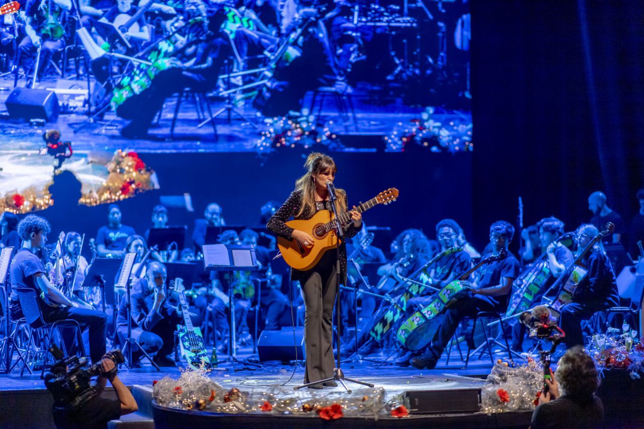 El concierto, titulado este año ‘Lo invisible a los ojos’, contó con la participación de la cantante Rozalén