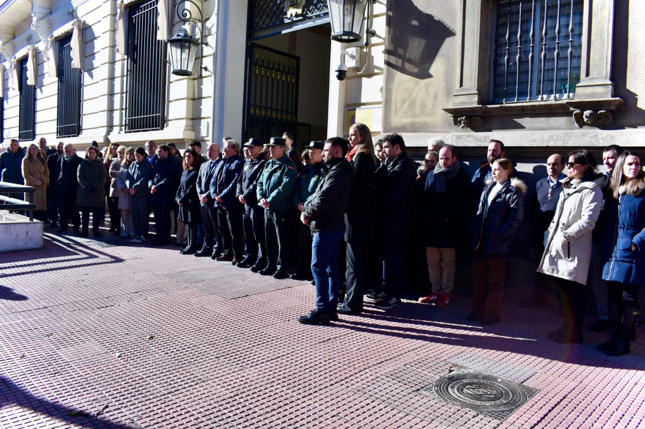 Minuto de silencio de la delegación de Madrid por el descarrilamiento de dos trenes en Adamuz (Córdoba)