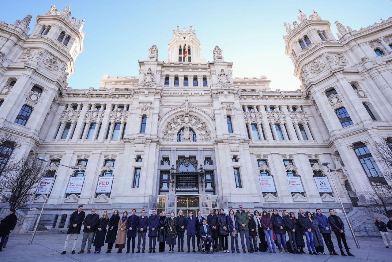 Minuto de silencio en Cibeles por el descarrilamiento de dos trenes en Adamuz (Córdoba)