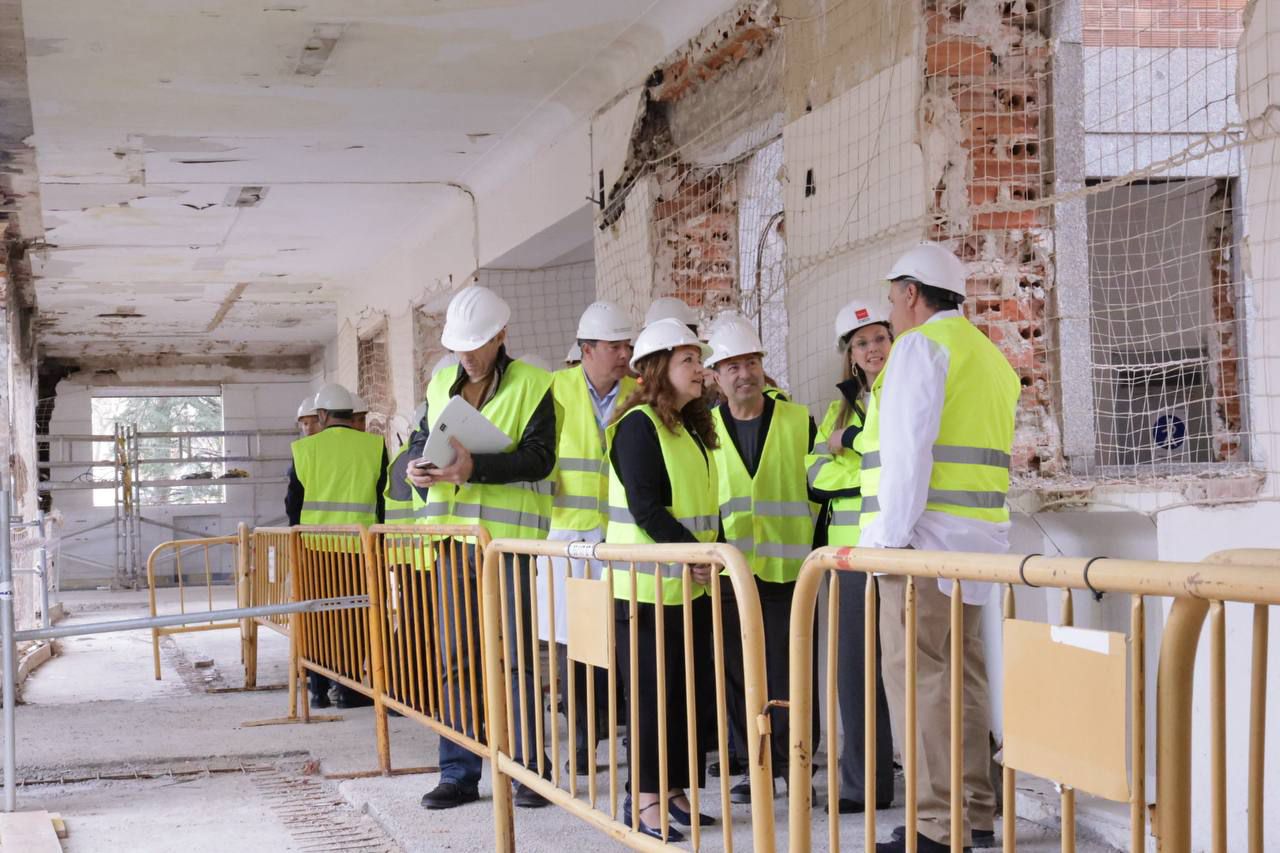 La consejera de Sanidad de la Comunidad de Madrid, Fátima Matute, visita las obras de remodelación del Hospital público Clínico San Carlos
