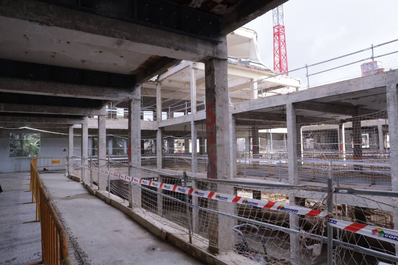 La consejera de Sanidad de la Comunidad de Madrid, Fátima Matute, visita las obras de remodelación del Hospital público Clínico San Carlos