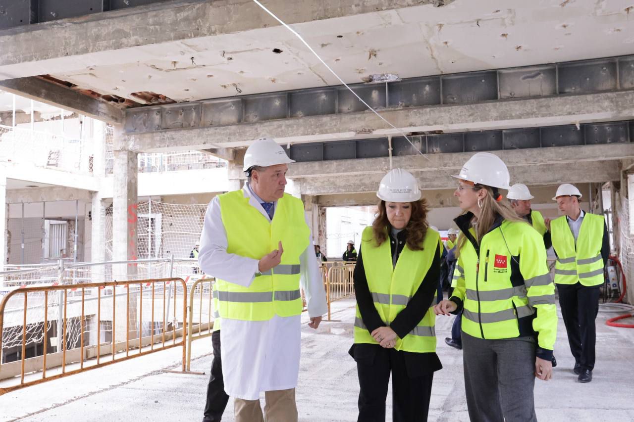 La consejera de Sanidad de la Comunidad de Madrid, Fátima Matute, visita las obras de remodelación del Hospital público Clínico San Carlos