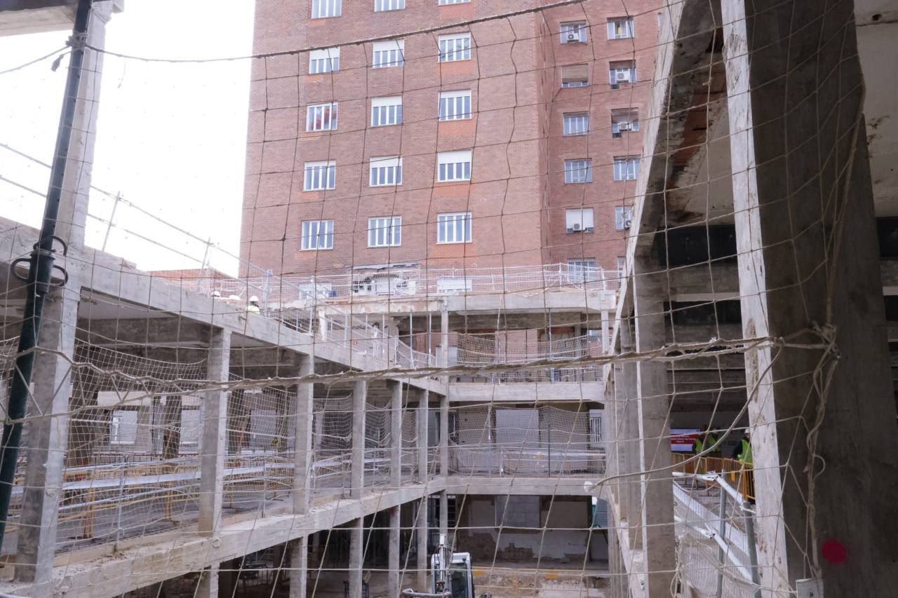 La consejera de Sanidad de la Comunidad de Madrid, Fátima Matute, visita las obras de remodelación del Hospital público Clínico San Carlos