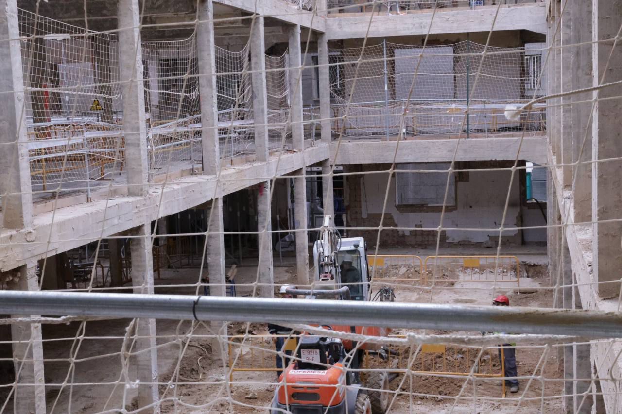 La consejera de Sanidad de la Comunidad de Madrid, Fátima Matute, visita las obras de remodelación del Hospital público Clínico San Carlos