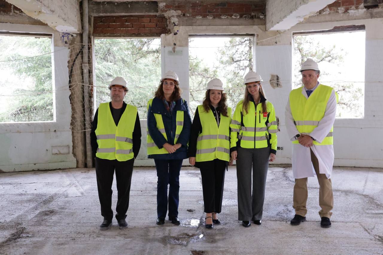 La consejera de Sanidad de la Comunidad de Madrid, Fátima Matute, visita las obras de remodelación del Hospital público Clínico San Carlos