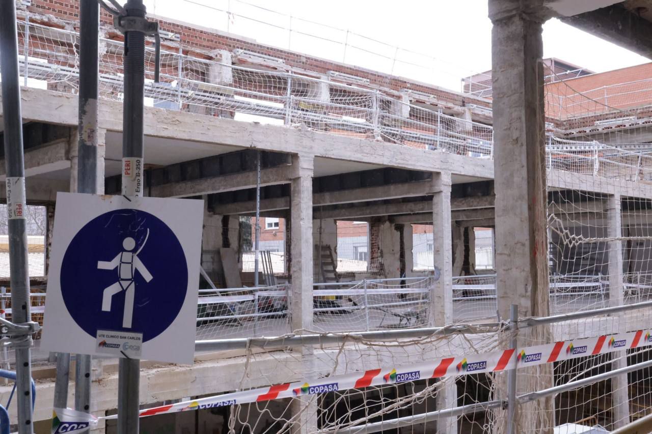 La consejera de Sanidad de la Comunidad de Madrid, Fátima Matute, visita las obras de remodelación del Hospital público Clínico San Carlos