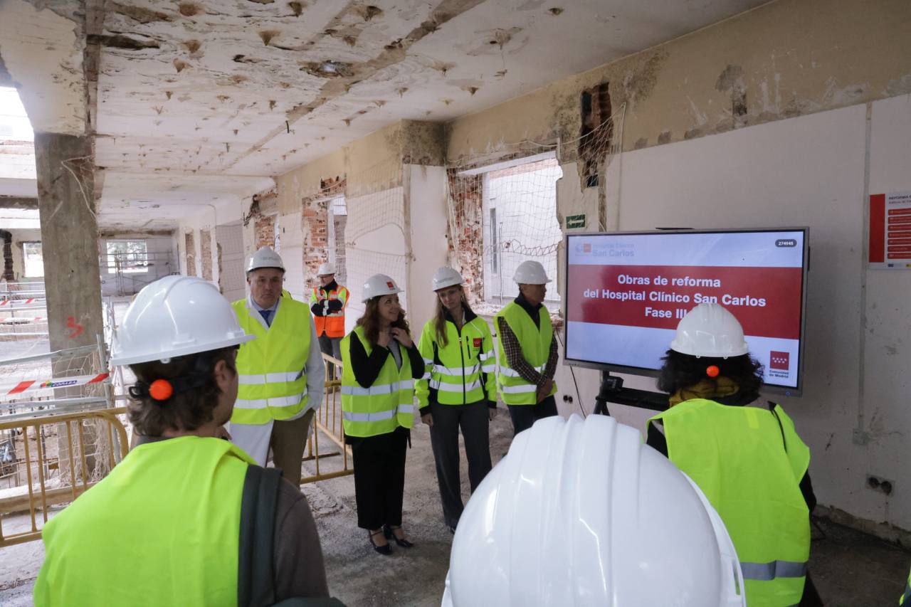 La consejera de Sanidad de la Comunidad de Madrid, Fátima Matute, visita las obras de remodelación del Hospital público Clínico San Carlos