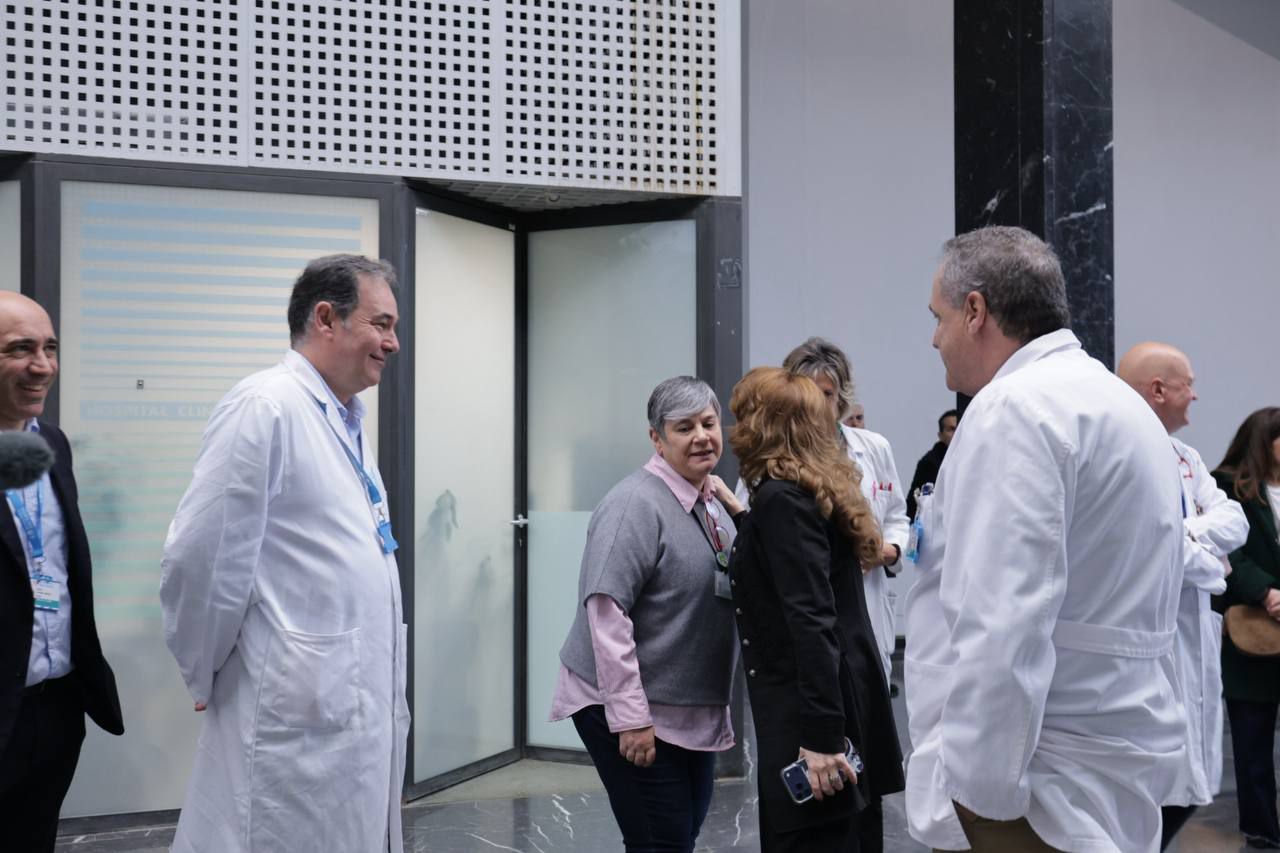 La consejera de Sanidad de la Comunidad de Madrid, Fátima Matute, visita las obras de remodelación del Hospital público Clínico San Carlos