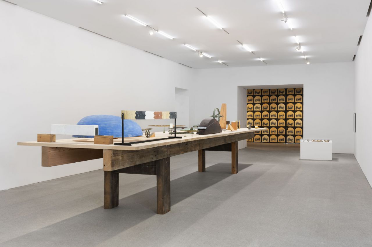 Vista de Sala 11 'Estructuralismo escultórico en los años setenta'. En primer plano: Juan Navarro Baldeweg, La mesa, 1974-2005. Museo Reina Sofía. Fotografía: Roberto Ruiz . © Juan Navarro Baldeweg, VEGAP, Madrid, 2026