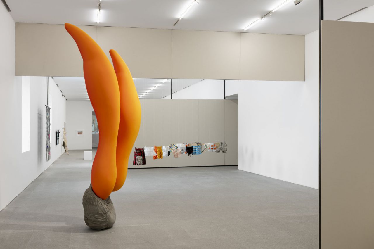 Vista de la Sala 13 'Nuevos materialismos'. En primer plano: Teresa Solar Abboud, Tuneladora, 2022. Depósito indefinido de la Fundación Museo Reina Sofía, 2022. © Teresa Solar, VEGAP, Madrid, 2026. Al fondo: Ana Laura Aláez, Tigras y felinas, 1994. Museo Reina Sofía. © Ana Laura Aláez, VEGAP, Madrid, 2026. Fotografía: Roberto Ruiz