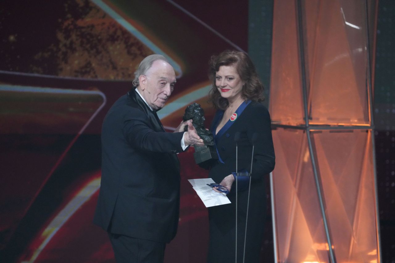 El presidente de la Academia del Cine, Fernando Méndez-Leite entrega a la actriz Susan Sarandon el Goya internacional