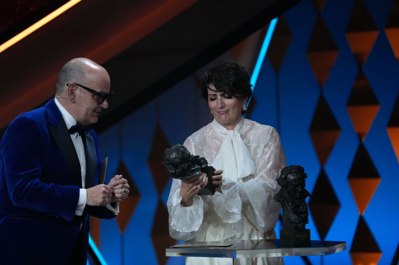 El cineasta José Corbacho y la actriz Silvia Abril entregan el Goya a mejor cortometraje documental