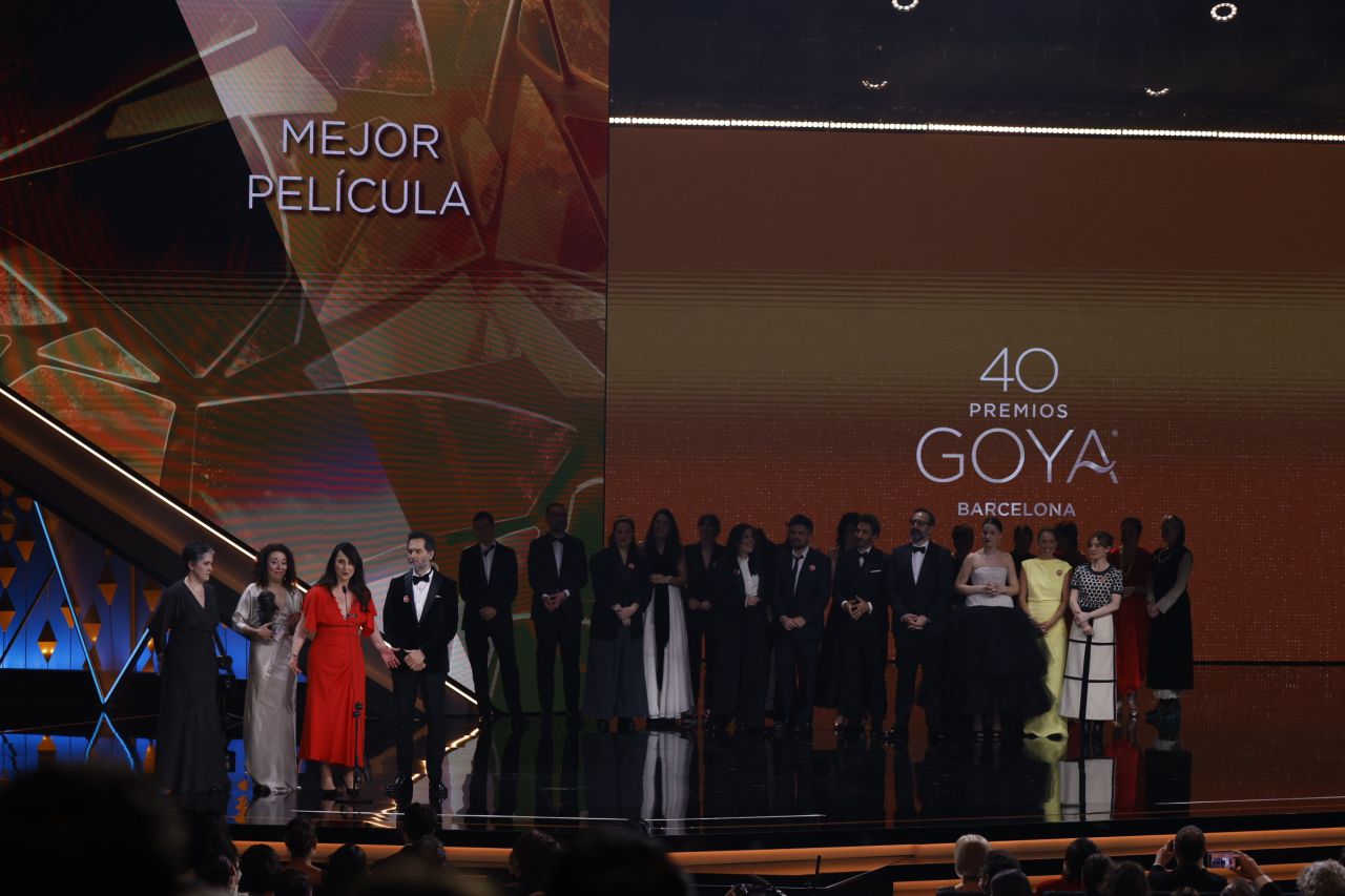 La productora Marisa Fernández Armenteros recoge el Goya a Mejor Película por 'Los domingos'