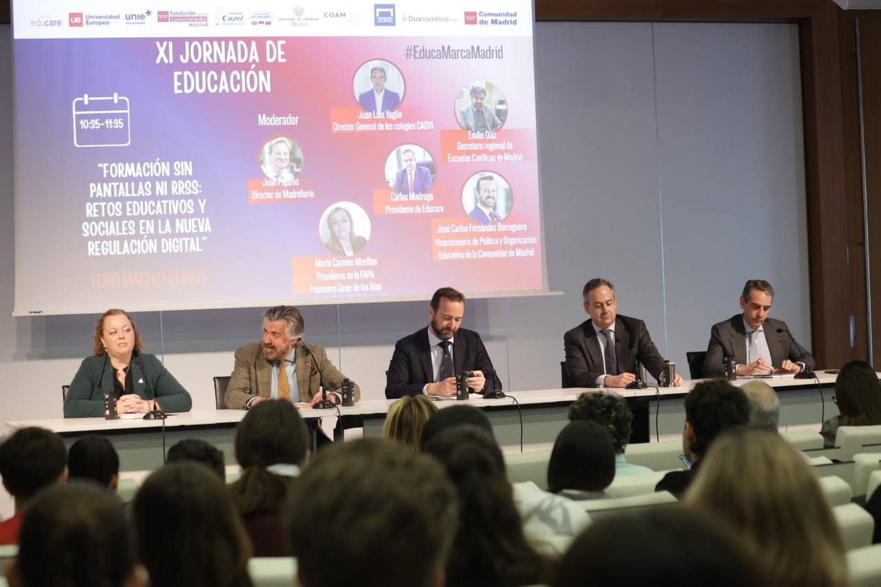 Primera mesa de debate: 'Formación sin pantallas ni RRSS: retos educativos y sociales en la nueva regulación digital': María Carmen Morillas, presidenta de la FAPA Francisco Giner de los Ríos; Emilio Díaz, secretario regional de Escuelas Católicas de Madrid; José Carlos Fernández Borreguero, viceconsejero de Política y Organización Educativa de la Comunidad de Madrid; Carlos Madruga, presidente de Educare; y Juan Luis Yagüe, director general de Colegios Casvi.