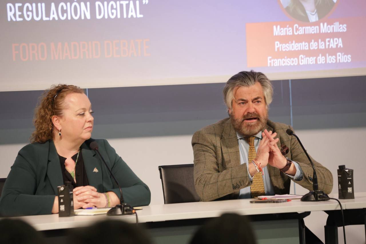 María Carmen Morillas, presidenta de la FAPA Francisco Giner de los Ríos, y Emilio Díaz, secretario regional de Escuelas Católicas de Madrid