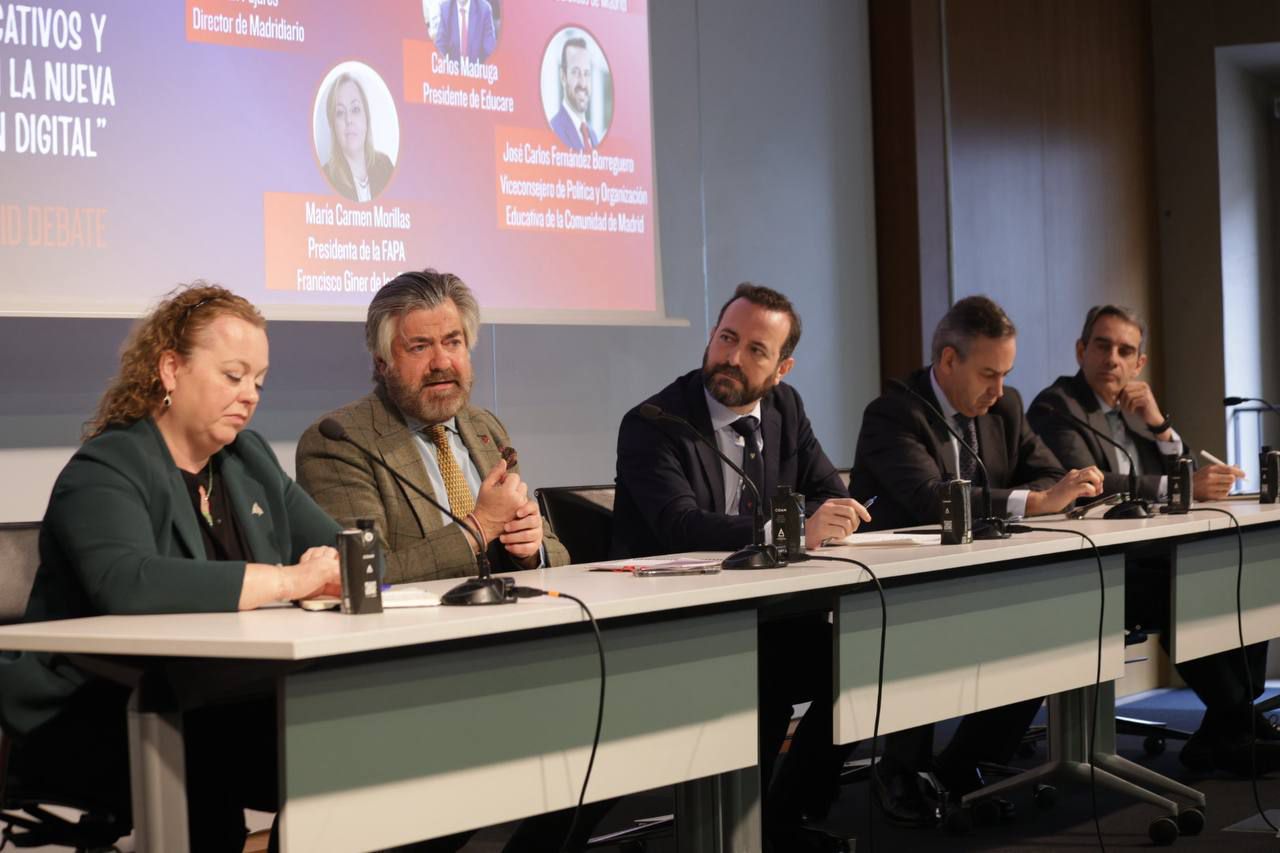 Primera mesa de debate: 'Formación sin pantallas ni RRSS: retos educativos y sociales en la nueva regulación digital': María Carmen Morillas, presidenta de la FAPA Francisco Giner de los Ríos; Emilio Díaz, secretario regional de Escuelas Católicas de Madrid; José Carlos Fernández Borreguero, viceconsejero de Política y Organización Educativa de la Comunidad de Madrid; Carlos Madruga, presidente de Educare; y Juan Luis Yagüe, director general de Colegios Casvi.