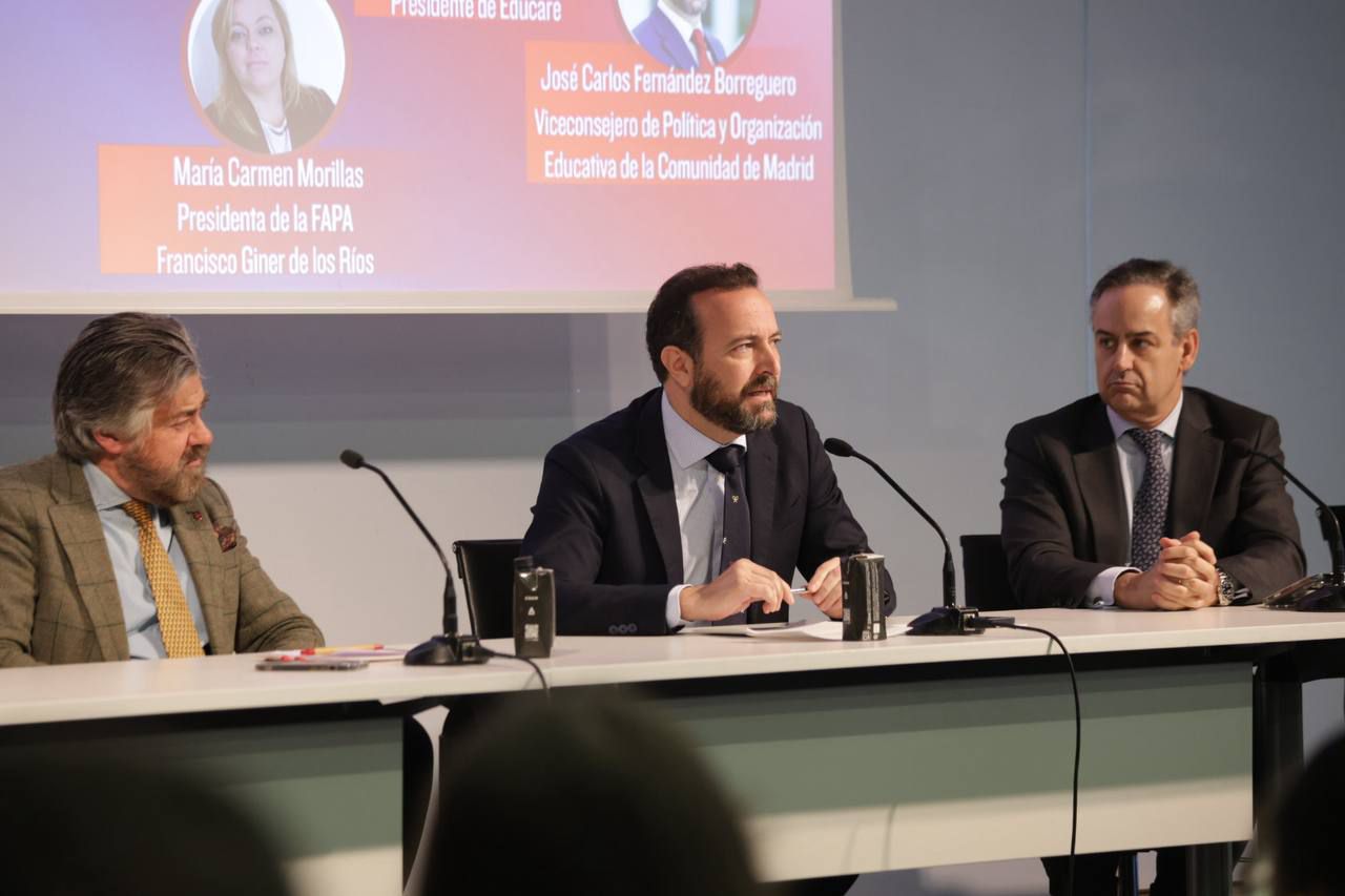 Primera mesa de debate: 'Formación sin pantallas ni RRSS: retos educativos y sociales en la nueva regulación digital': María Carmen Morillas, presidenta de la FAPA Francisco Giner de los Ríos; Emilio Díaz, secretario regional de Escuelas Católicas de Madrid; José Carlos Fernández Borreguero, viceconsejero de Política y Organización Educativa de la Comunidad de Madrid; Carlos Madruga, presidente de Educare; y Juan Luis Yagüe, director general de Colegios Casvi.