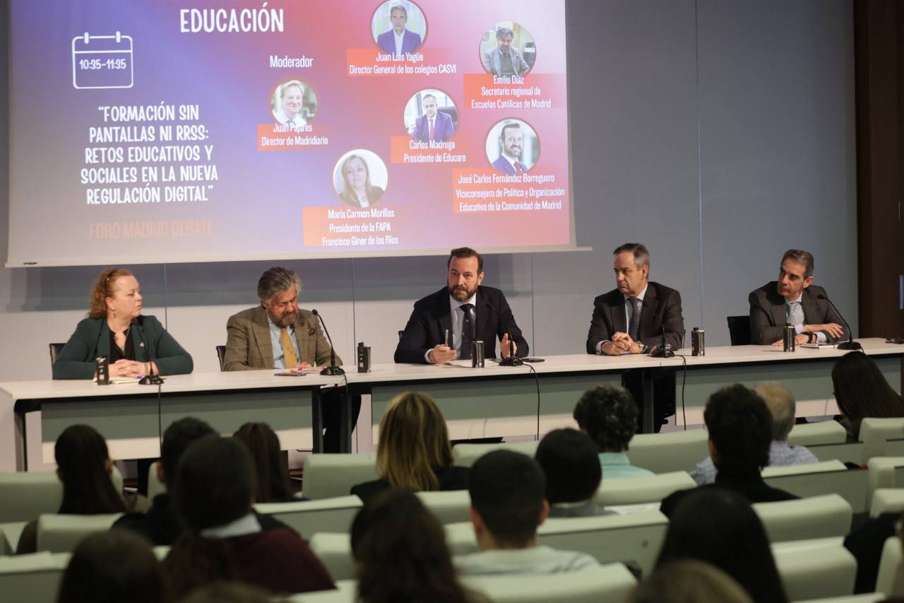 Primera mesa de debate: 'Formación sin pantallas ni RRSS: retos educativos y sociales en la nueva regulación digital': María Carmen Morillas, presidenta de la FAPA Francisco Giner de los Ríos; Emilio Díaz, secretario regional de Escuelas Católicas de Madrid; José Carlos Fernández Borreguero, viceconsejero de Política y Organización Educativa de la Comunidad de Madrid; Carlos Madruga, presidente de Educare; y Juan Luis Yagüe, director general de Colegios Casvi.