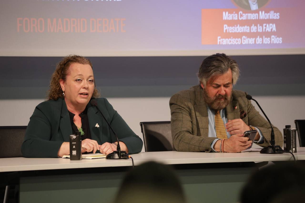 María Carmen Morillas, presidenta de la FAPA Francisco Giner de los Ríos, y Emilio Díaz, secretario regional de Escuelas Católicas de Madrid