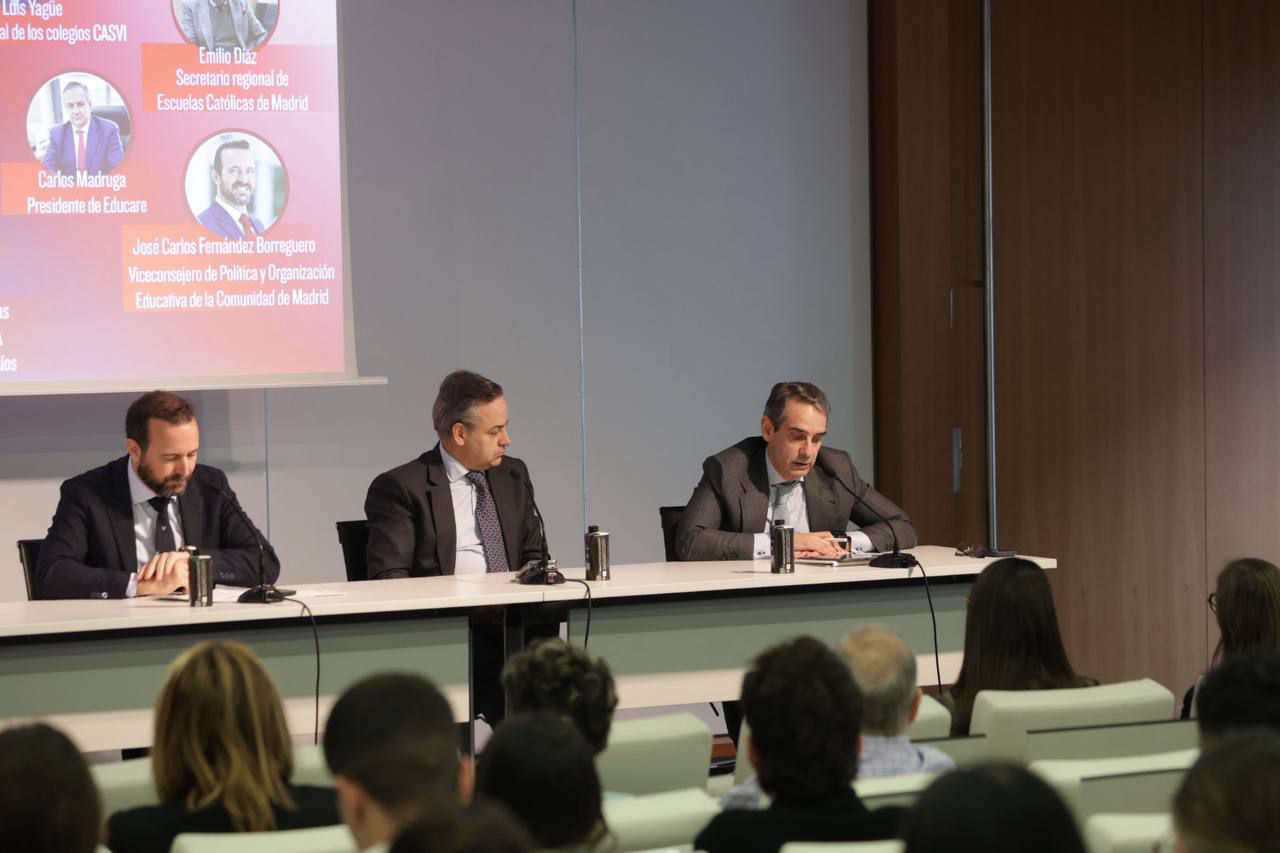 Primera mesa de debate: 'Formación sin pantallas ni RRSS: retos educativos y sociales en la nueva regulación digital': María Carmen Morillas, presidenta de la FAPA Francisco Giner de los Ríos; Emilio Díaz, secretario regional de Escuelas Católicas de Madrid; José Carlos Fernández Borreguero, viceconsejero de Política y Organización Educativa de la Comunidad de Madrid; Carlos Madruga, presidente de Educare; y Juan Luis Yagüe, director general de Colegios Casvi.