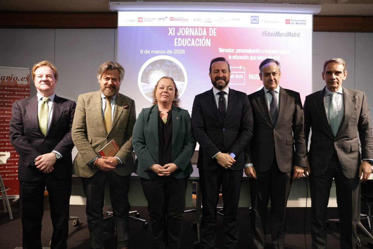 Foto de familia de los ponentes de las la primera mesa de debate: 'Formación sin pantallas ni RRSS: retos educativos y sociales en la nueva regulación digital'
