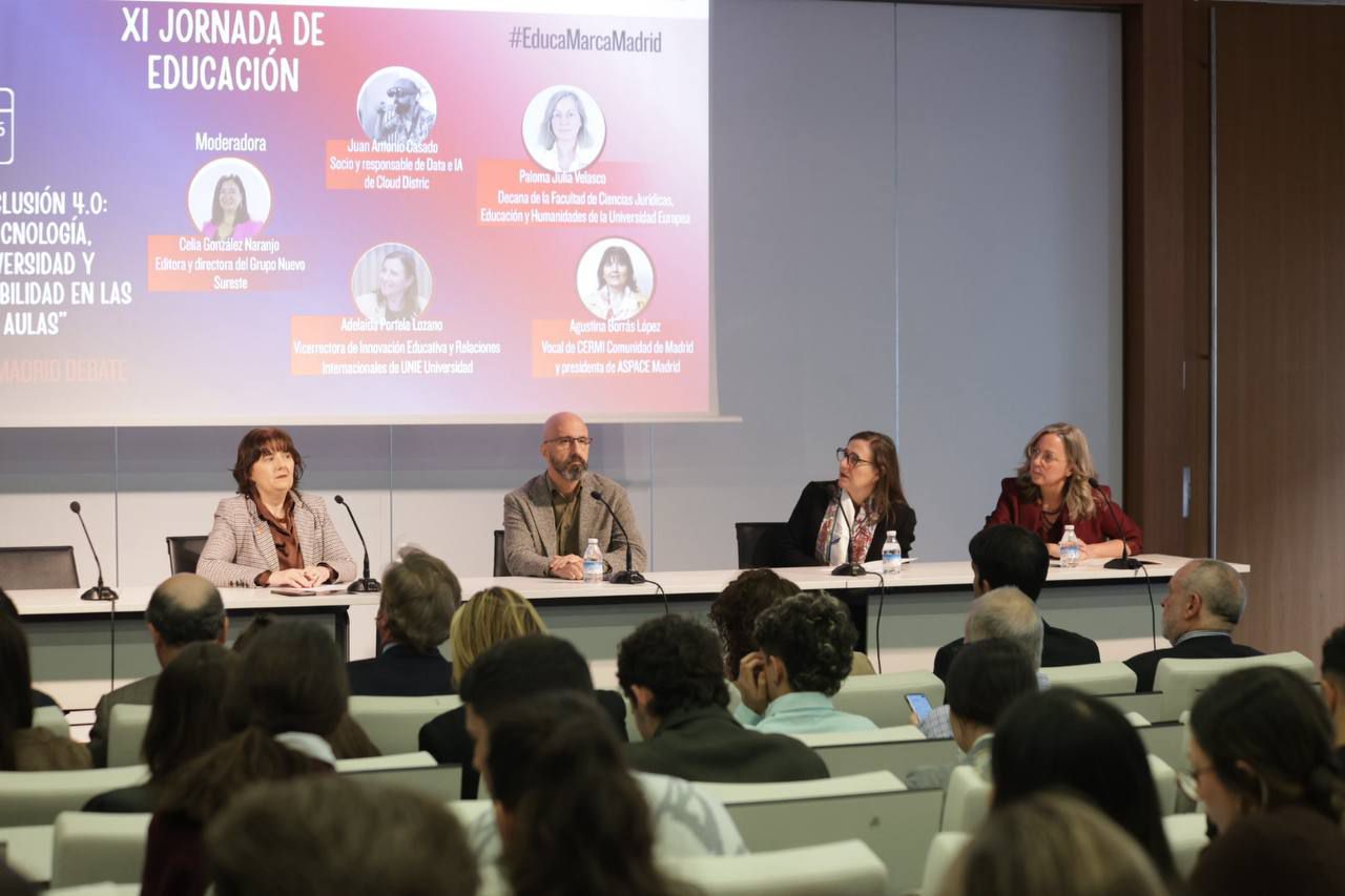 Segunda mesa de debate; 'Inclusión 4.0: tecnología, diversidad y accesibilidad en las aulas'. Moderada por la periodista Celia González, editora y directora del Grupo Nuevo Sureste, ha contado con Agustina Borrás López, vocal de Cermi Comunidad de Madrid; Juan Antonio Casado, socio y responsable de Data e IA en Cloud District; Adelaida Portela, vicerrectora de Innovación Educativa y Relaciones Internacionales de UNIE; y Paloma Julia Velasco, decana de la Facultad de Ciencias Jurídicas, Educación y Humanidades de la Universidad Europea