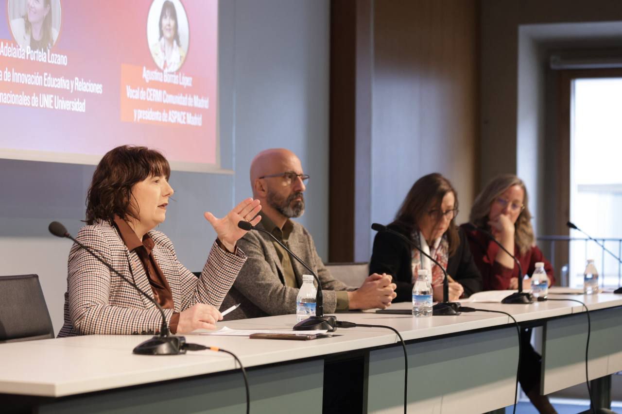 Segunda mesa de debate; 'Inclusión 4.0: tecnología, diversidad y accesibilidad en las aulas'. Moderada por la periodista Celia González, editora y directora del Grupo Nuevo Sureste, ha contado con Agustina Borrás López, vocal de Cermi Comunidad de Madrid; Juan Antonio Casado, socio y responsable de Data e IA en Cloud District; Adelaida Portela, vicerrectora de Innovación Educativa y Relaciones Internacionales de UNIE; y Paloma Julia Velasco, decana de la Facultad de Ciencias Jurídicas, Educación y Humanidades de la Universidad Europea