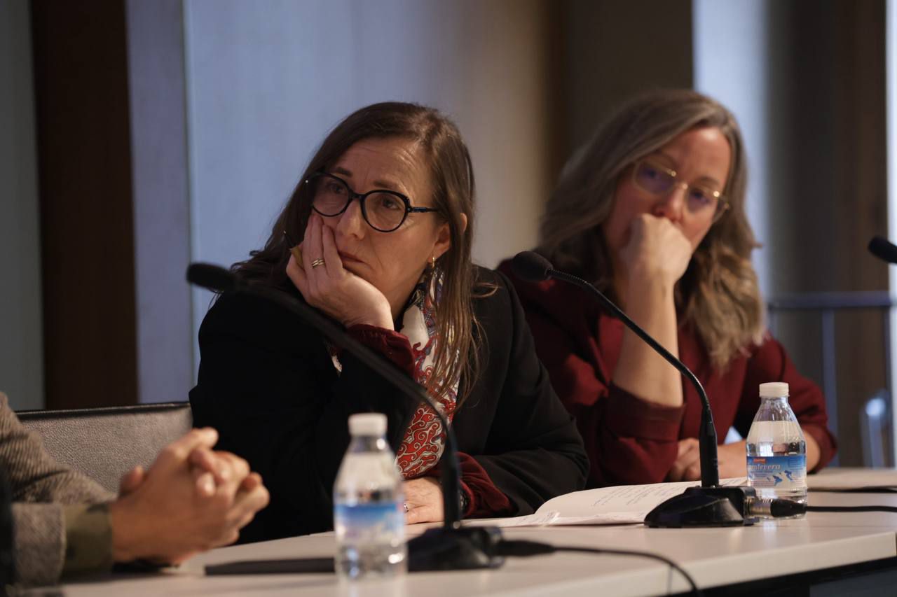 Adelaida Portela, vicerrectora de Innovación Educativa y Relaciones Internacionales de UNIE; y Paloma Julia Velasco, decana de la Facultad de Ciencias Jurídicas, Educación y Humanidades de la Universidad Europea