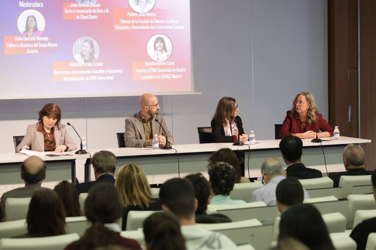 Segunda mesa de debate; 'Inclusión 4.0: tecnología, diversidad y accesibilidad en las aulas'. Moderada por la periodista Celia González, editora y directora del Grupo Nuevo Sureste, ha contado con Agustina Borrás López, vocal de Cermi Comunidad de Madrid; Juan Antonio Casado, socio y responsable de Data e IA en Cloud District; Adelaida Portela, vicerrectora de Innovación Educativa y Relaciones Internacionales de UNIE; y Paloma Julia Velasco, decana de la Facultad de Ciencias Jurídicas, Educación y Humanidades de la Universidad Europea