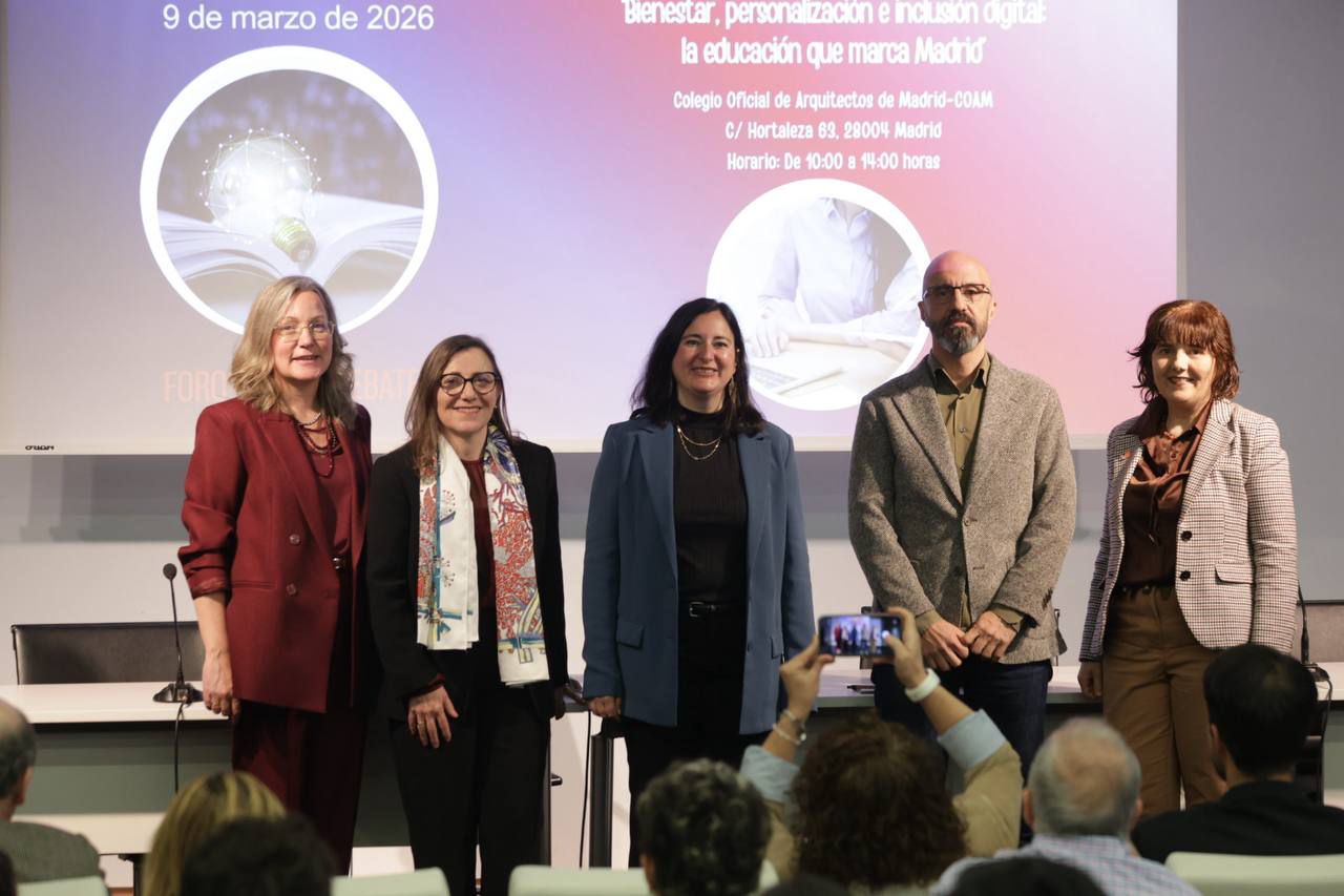 Foto de familia de la eegunda mesa de debate: 'Inclusión 4.0: tecnología, diversidad y accesibilidad en las aulas'