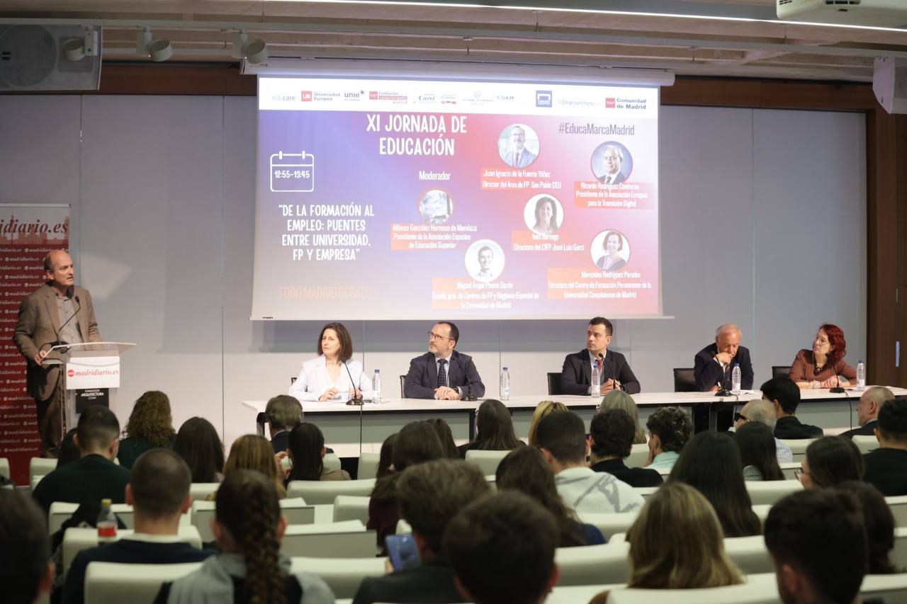 Tercera mesa de debate bajo el título 'De la formación al empleo: puentes entre universidad, FP y empresa'. Moderada por Alfonso González Hermoso de Mendoza, presidente de la Asociación Espacios de Educación Superior, contará con Miguel Pinero, subdirector general de Centros de FP y Régimen Especial de la Comunidad de Madrid; Juan Ignacio de la Fuente Yáñez, director del Área de FP de la Universidad CEU San Pablo; Ricardo Rodríguez, presidente de la Asociación Europea para la Transición Digital; Mercedes Rodríguez Paredes, directora del Centro de Formación Permanente de la Universidad Complutense de Madrid; e Inés Borrego, directora del CIFP José Luis Garci