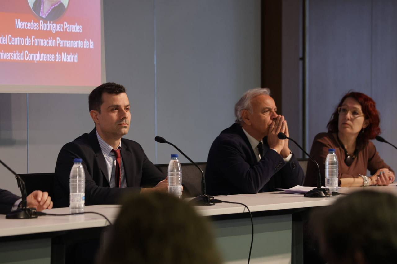 Miguel Pinero, subdirector general de centros de FP y Régimen Especial de la Comunidad de Madrid; Ricardo Rodríguez, presidente de la Asociación Europea para la Transición Digital, y Mercedes Rodríguez Paredes, directora del Centro de Formación Permanente de la Universidad Complutense de Madrid.