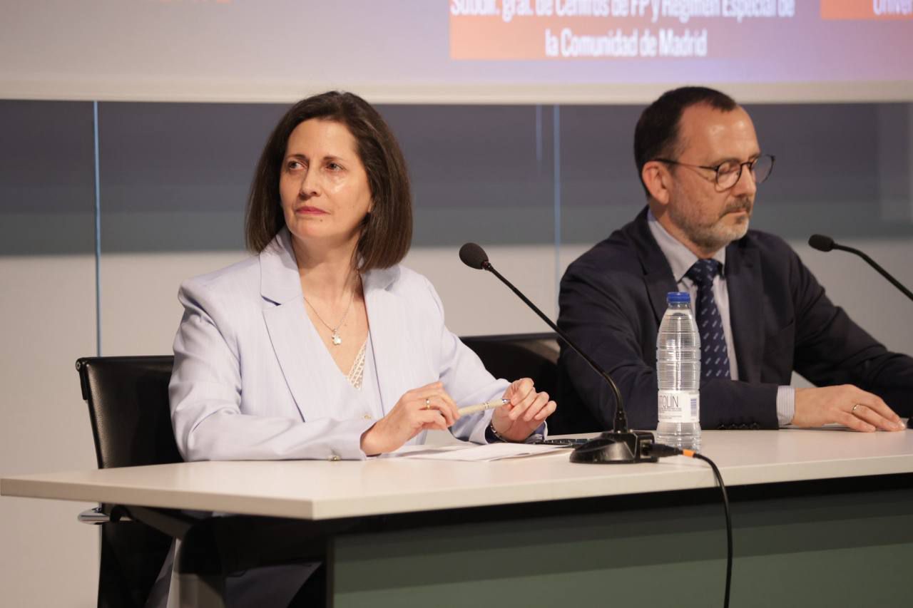 Inés Borrego, directora del CIFP José Luis Garci, y Juan Ignacio de la Fuente, director del Área de FP de la Universidad CEU San Pablo