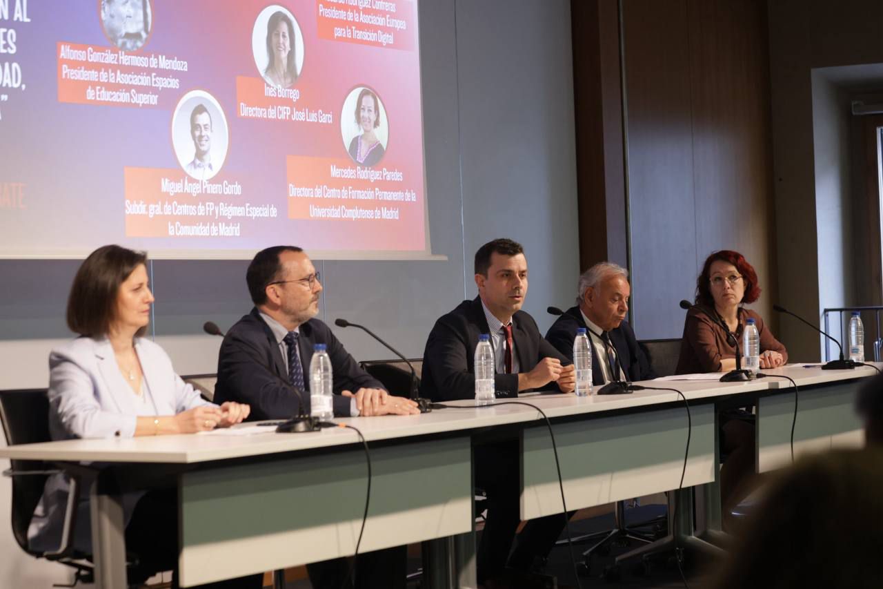Tercera mesa de debate bajo el título 'De la formación al empleo: puentes entre universidad, FP y empresa'. Moderada por Alfonso González Hermoso de Mendoza, presidente de la Asociación Espacios de Educación Superior, contará con Miguel Pinero, subdirector general de Centros de FP y Régimen Especial de la Comunidad de Madrid; Juan Ignacio de la Fuente Yáñez, director del Área de FP de la Universidad CEU San Pablo; Ricardo Rodríguez, presidente de la Asociación Europea para la Transición Digital; Mercedes Rodríguez Paredes, directora del Centro de Formación Permanente de la Universidad Complutense de Madrid; e Inés Borrego, directora del CIFP José Luis Garci
