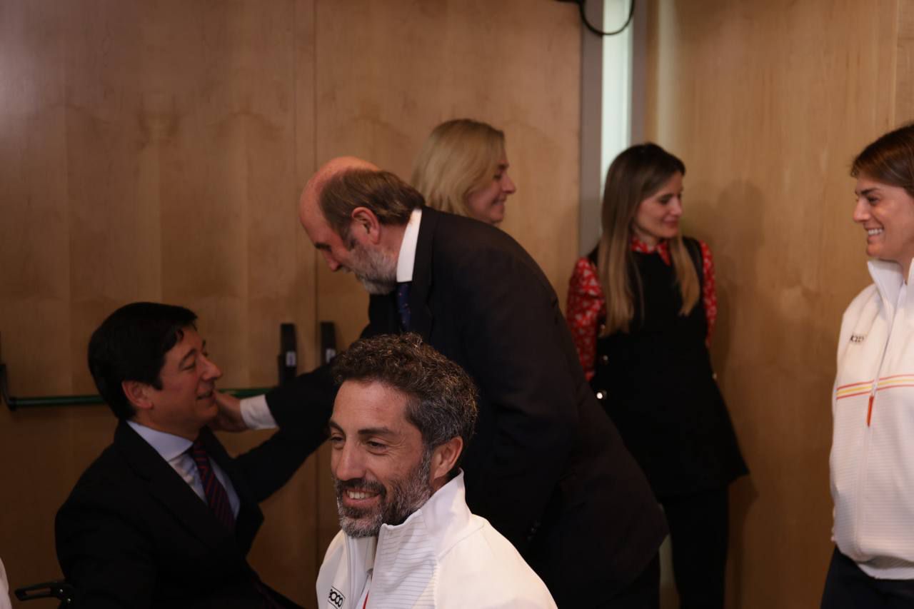 La vicealcaldesa de Madrid, Inma Sanz, acompañada por el presidente del Pleno, Borja Fanjul, y la concejala delegada de Deporte, Sonia Cea, recibe a una delegación del Comité Paralímpico Español