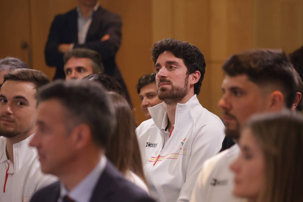 La vicealcaldesa de Madrid, Inma Sanz, acompañada por el presidente del Pleno, Borja Fanjul, y la concejala delegada de Deporte, Sonia Cea, recibe a una delegación del Comité Paralímpico Español