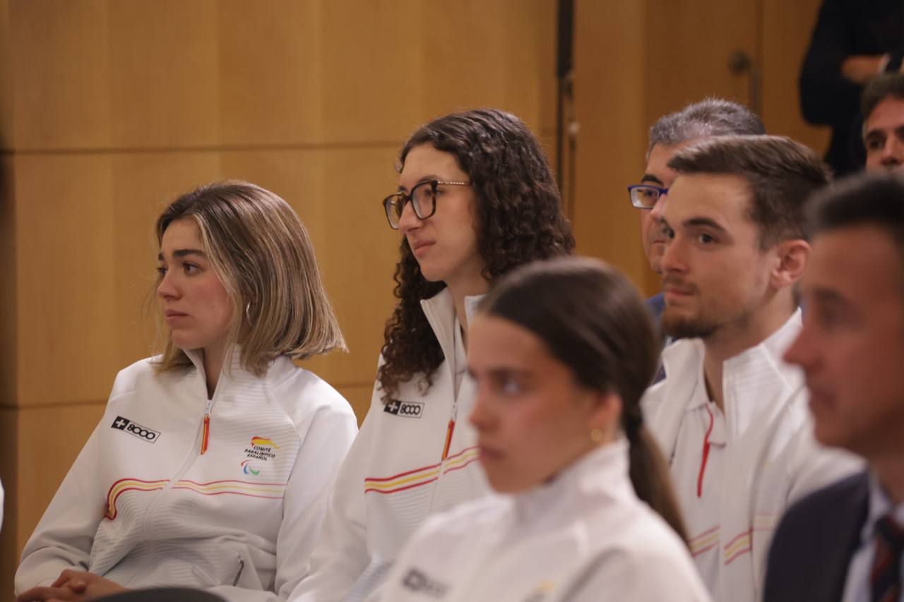La vicealcaldesa de Madrid, Inma Sanz, acompañada por el presidente del Pleno, Borja Fanjul, y la concejala delegada de Deporte, Sonia Cea, recibe a una delegación del Comité Paralímpico Español