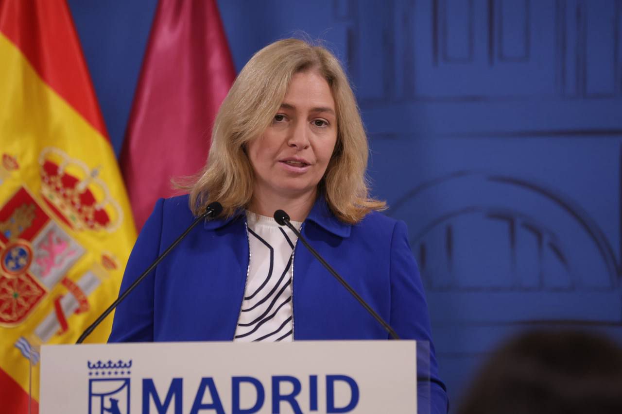 La vicealcaldesa de Madrid, Inma Sanz, acompañada por el presidente del Pleno, Borja Fanjul, y la concejala delegada de Deporte, Sonia Cea, recibe a una delegación del Comité Paralímpico Español