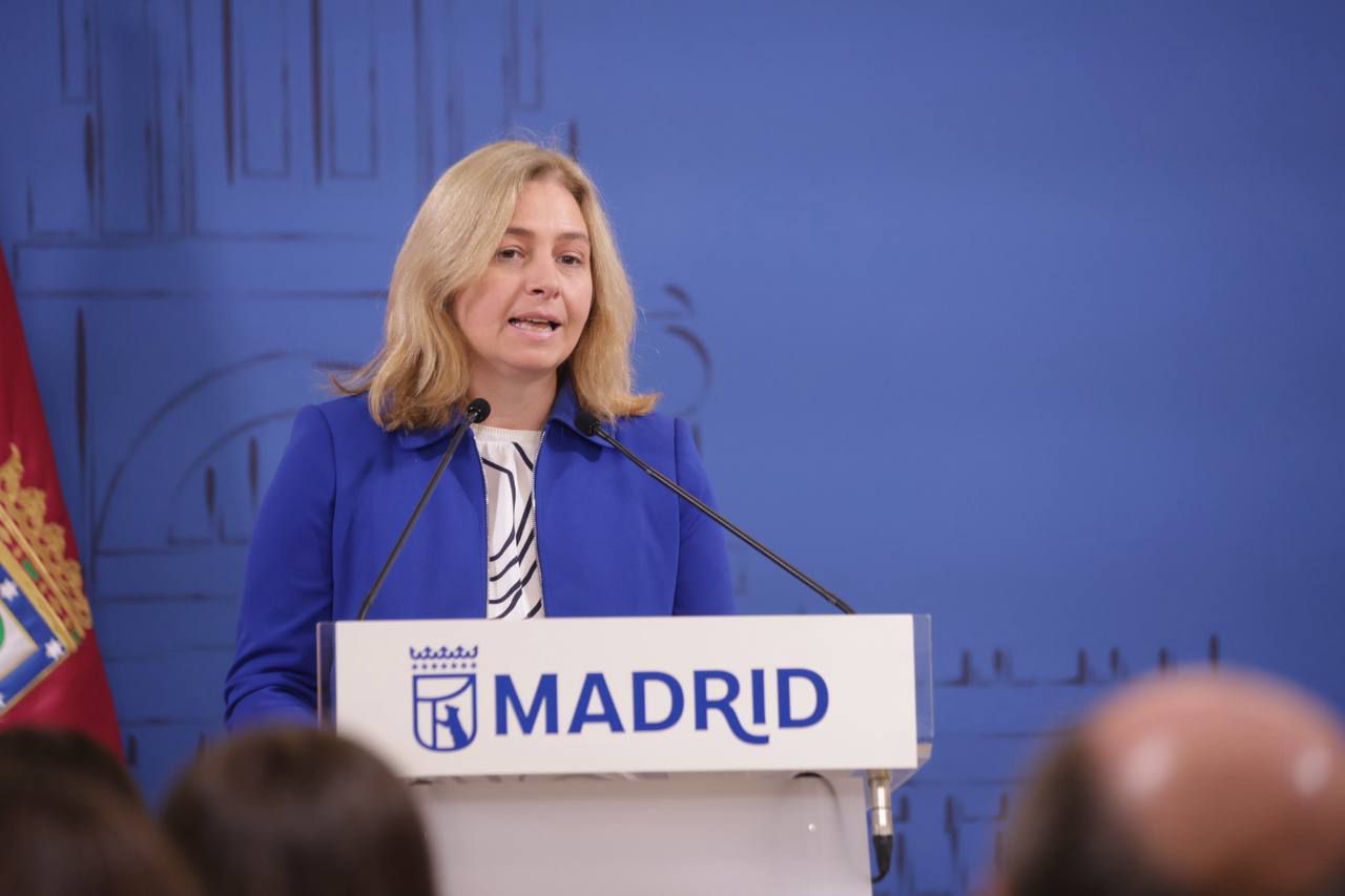 La vicealcaldesa de Madrid, Inma Sanz, acompañada por el presidente del Pleno, Borja Fanjul, y la concejala delegada de Deporte, Sonia Cea, recibe a una delegación del Comité Paralímpico Español