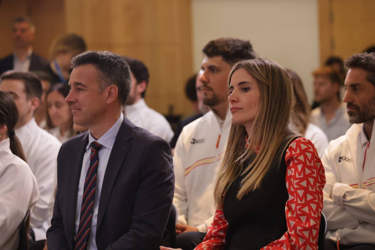 La vicealcaldesa de Madrid, Inma Sanz, acompañada por el presidente del Pleno, Borja Fanjul, y la concejala delegada de Deporte, Sonia Cea, recibe a una delegación del Comité Paralímpico Español