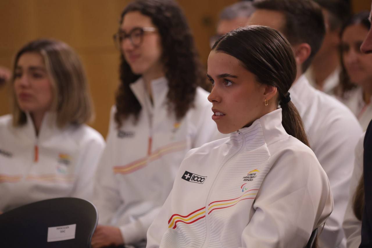 La vicealcaldesa de Madrid, Inma Sanz, acompañada por el presidente del Pleno, Borja Fanjul, y la concejala delegada de Deporte, Sonia Cea, recibe a una delegación del Comité Paralímpico Español