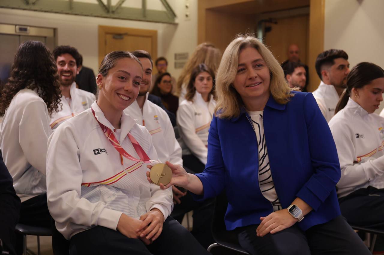 La vicealcaldesa de Madrid, Inma Sanz, acompañada por el presidente del Pleno, Borja Fanjul, y la concejala delegada de Deporte, Sonia Cea, recibe a una delegación del Comité Paralímpico Español