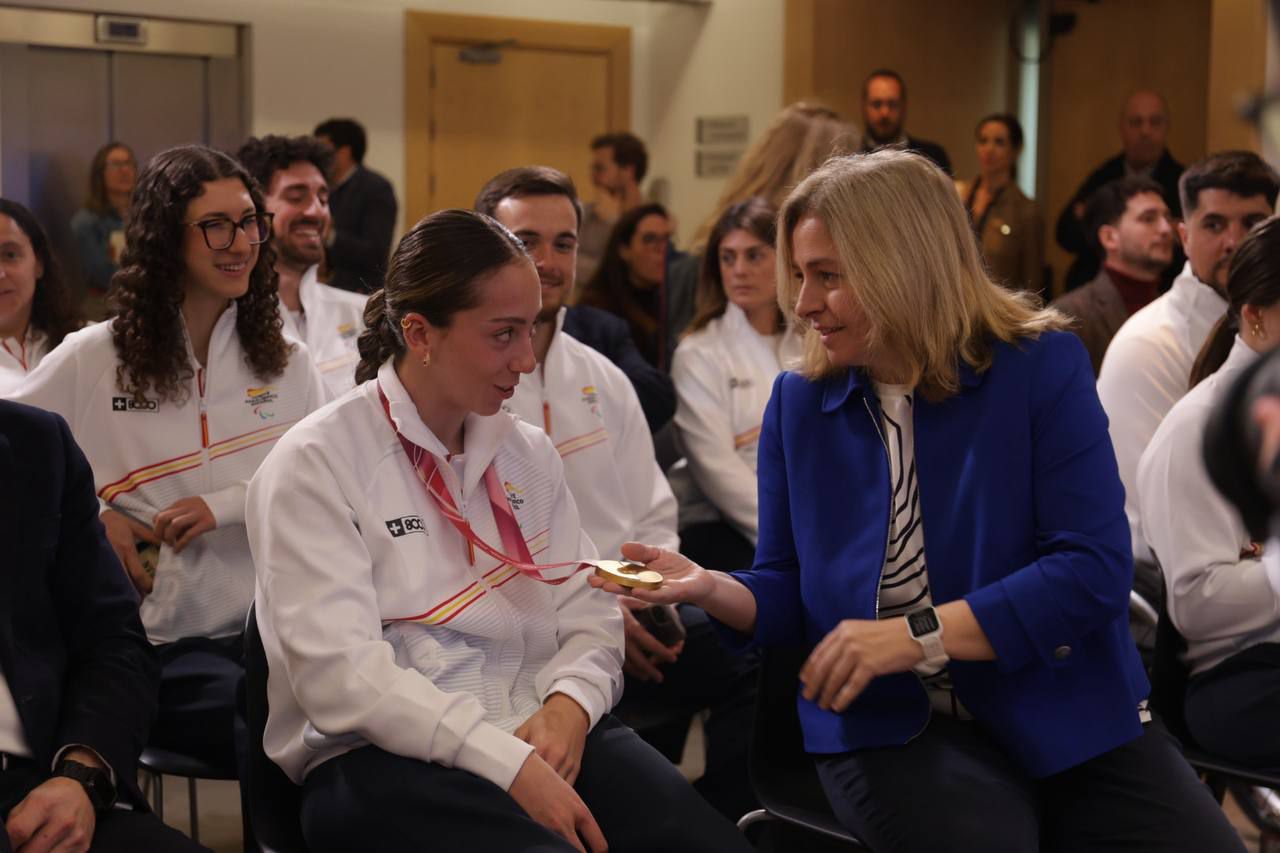 La vicealcaldesa de Madrid, Inma Sanz, acompañada por el presidente del Pleno, Borja Fanjul, y la concejala delegada de Deporte, Sonia Cea, recibe a una delegación del Comité Paralímpico Español