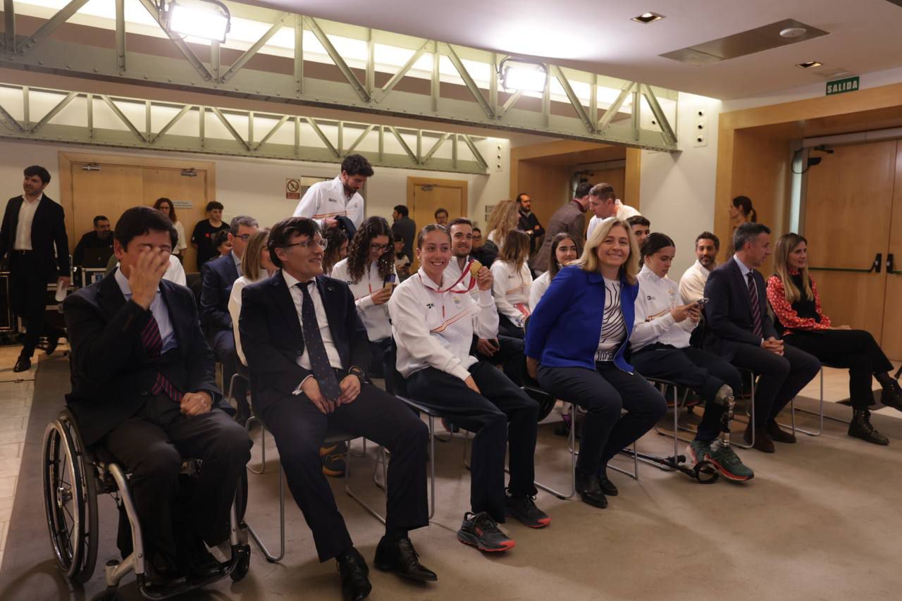 La vicealcaldesa de Madrid, Inma Sanz, acompañada por el presidente del Pleno, Borja Fanjul, y la concejala delegada de Deporte, Sonia Cea, recibe a una delegación del Comité Paralímpico Español