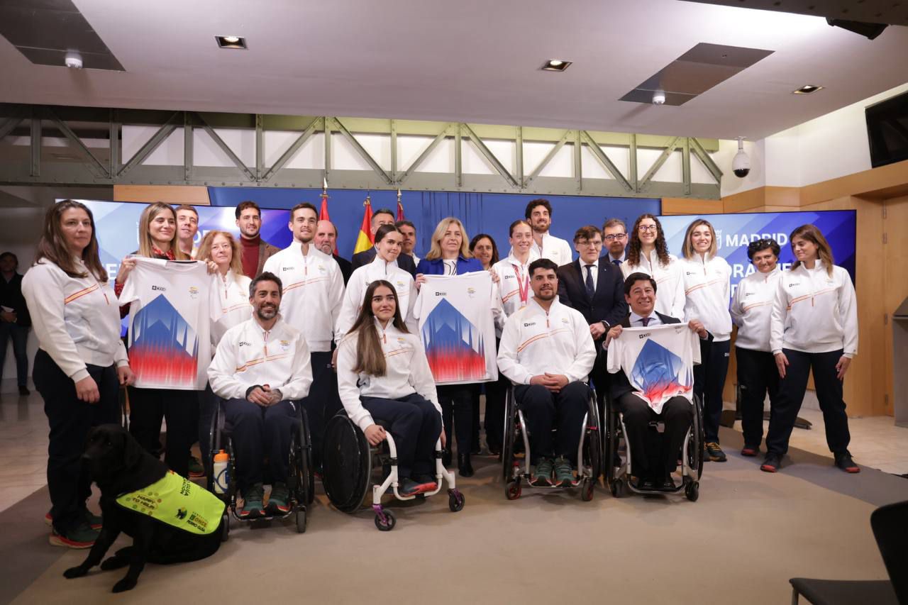 La vicealcaldesa de Madrid, Inma Sanz, acompañada por el presidente del Pleno, Borja Fanjul, y la concejala delegada de Deporte, Sonia Cea, recibe a una delegación del Comité Paralímpico Español