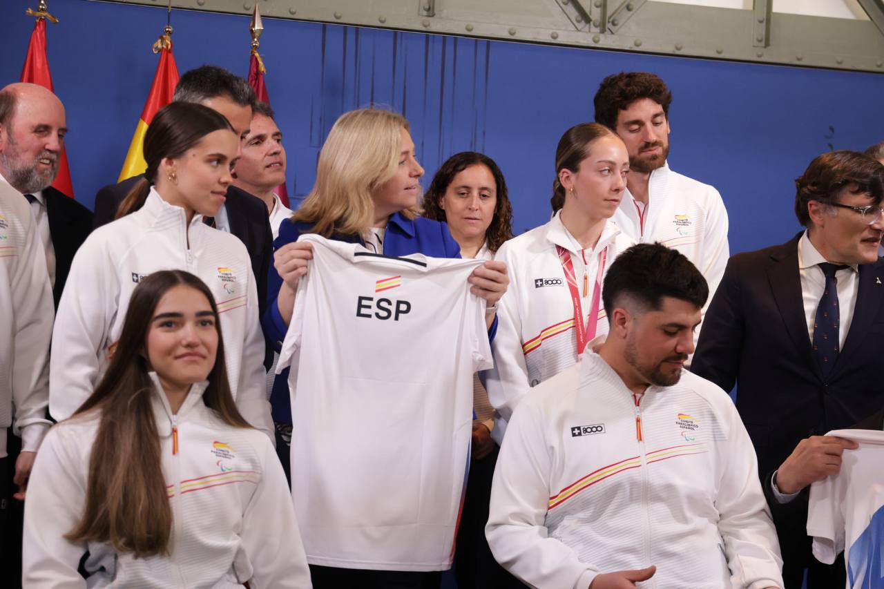 La vicealcaldesa de Madrid, Inma Sanz, acompañada por el presidente del Pleno, Borja Fanjul, y la concejala delegada de Deporte, Sonia Cea, recibe a una delegación del Comité Paralímpico Español