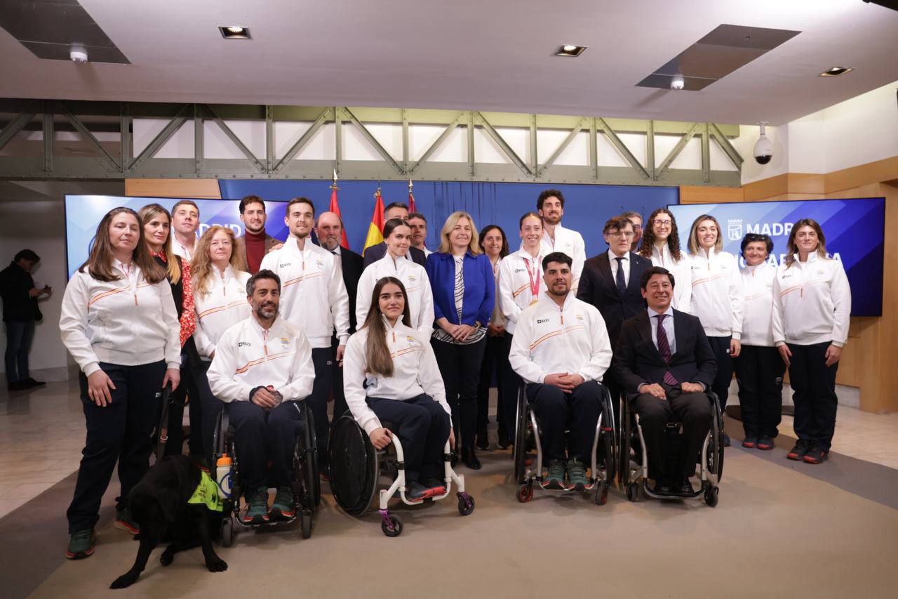 La vicealcaldesa de Madrid, Inma Sanz, acompañada por el presidente del Pleno, Borja Fanjul, y la concejala delegada de Deporte, Sonia Cea, recibe a una delegación del Comité Paralímpico Español