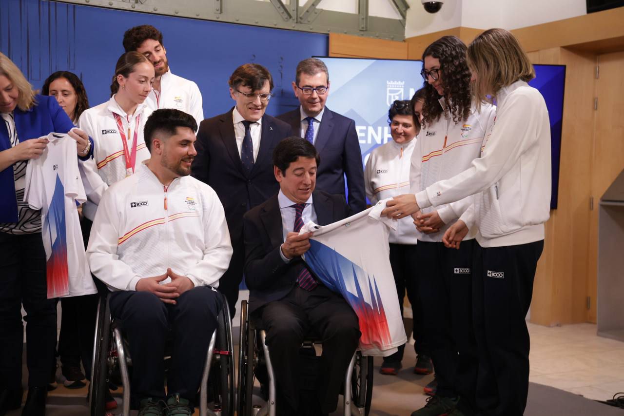 La vicealcaldesa de Madrid, Inma Sanz, acompañada por el presidente del Pleno, Borja Fanjul, y la concejala delegada de Deporte, Sonia Cea, recibe a una delegación del Comité Paralímpico Español